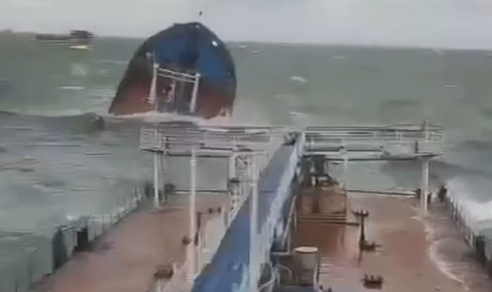 GOBIERNO DE RUSIA INICIA OPERACIÓN DE RESCATE TRAS TORMENTA QUE DAÑÓ 2 PETROLEROS
